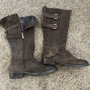 Calf high boots with zip